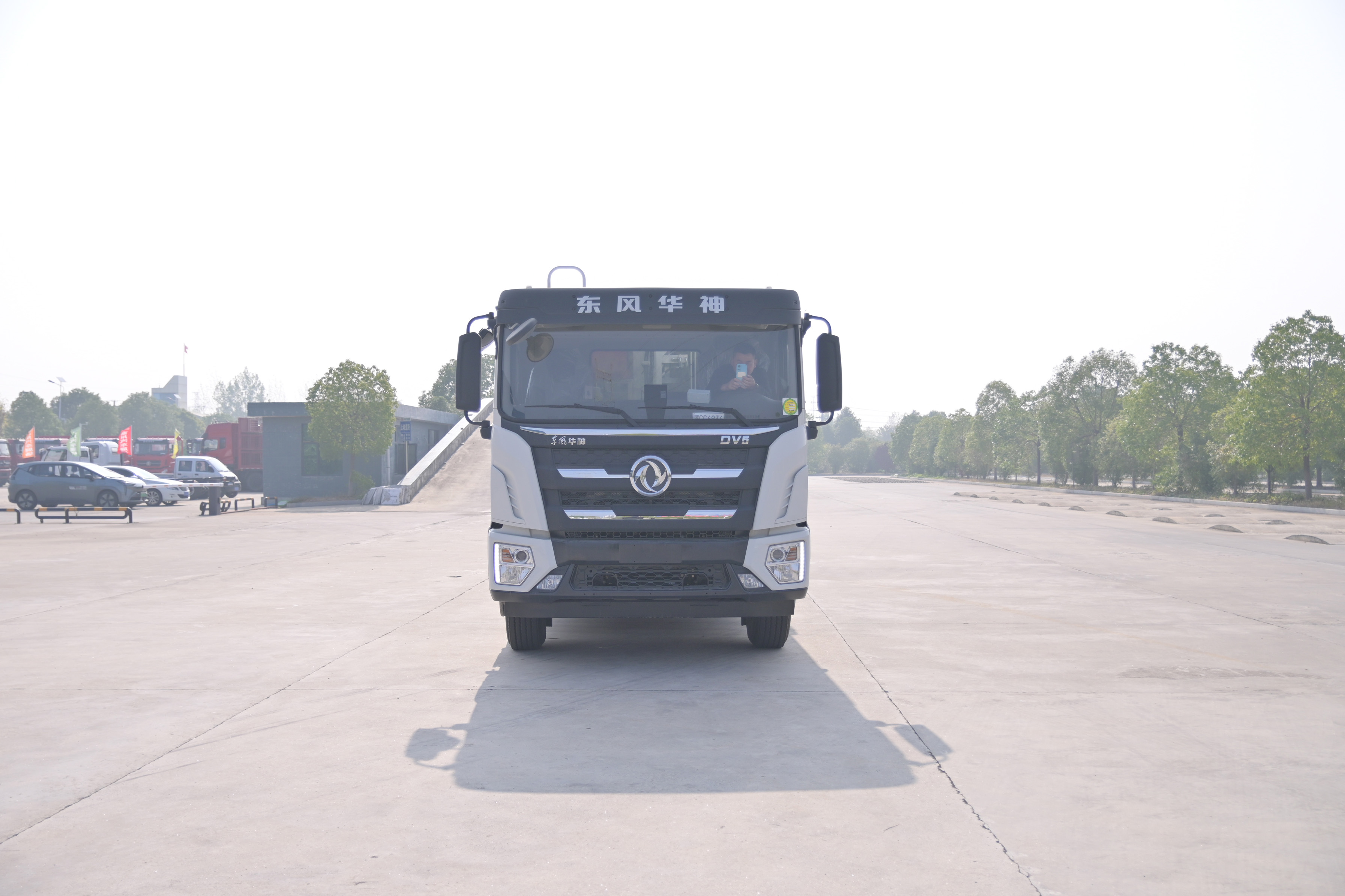 東風(fēng)華神純電動(dòng)12方高端壓縮垃圾車圖片2
