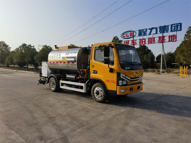 東風(fēng)多利卡4 方藍(lán)牌瀝青灑布車(chē)
