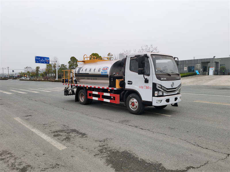 東風(fēng)多利卡2.36方瀝青灑布車(chē)