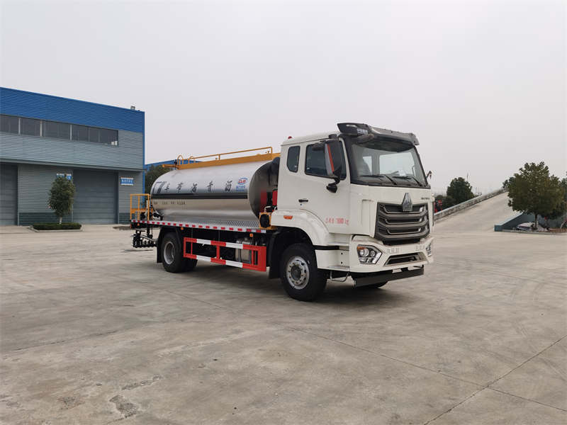 重汽豪沃8.86方智能型瀝青灑布車(chē)