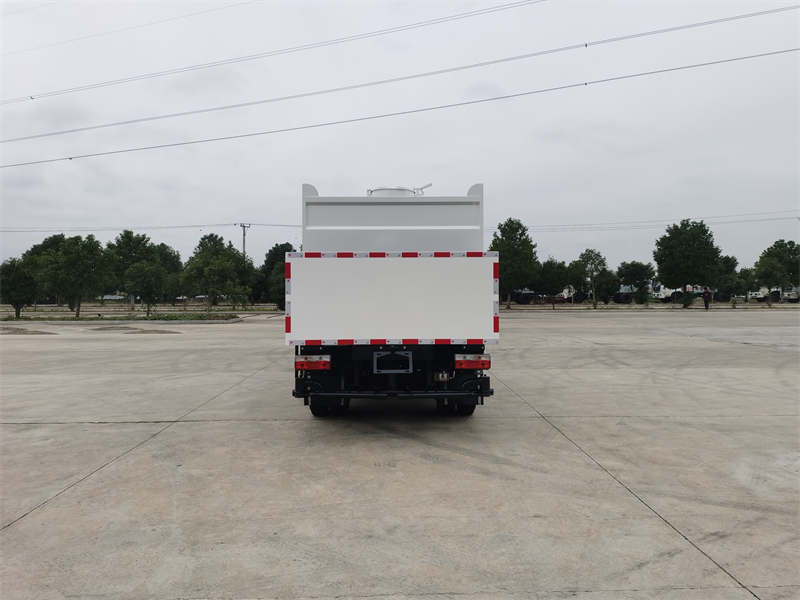東風(fēng)多利卡水泥凈漿灑布車(chē)圖片5